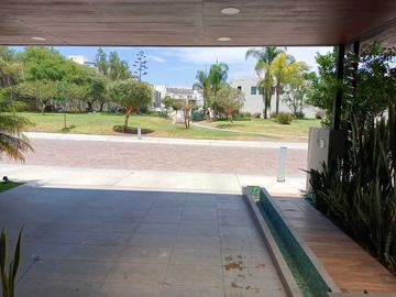 Casa en privada cañadas del lago con cuarto de servicio
