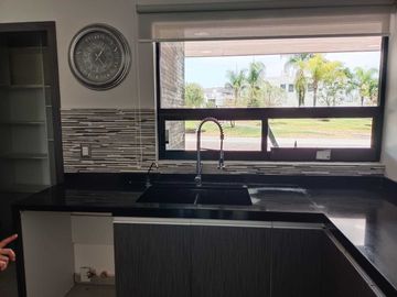 Casa en privada cañadas del lago con cuarto de servicio