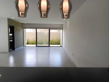 Casa en privada cañadas del lago con cuarto de servicio
