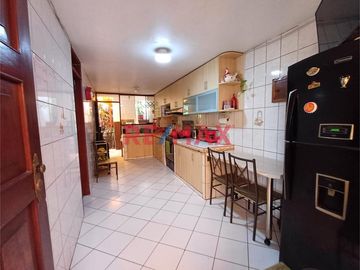 🏡 **VENTA DE  HERMOSA CASA DE 2OO M2 FRENTE A PARQUE EN SANTIAGO DE SURCO, LIMA** 🏡

📍 Ubicación: Urbanización Monterrico Sur, Santiago de Surco
Re