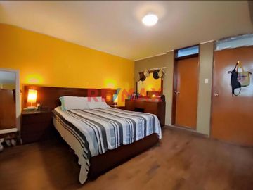 🏡 **VENTA DE  HERMOSA CASA DE 2OO M2 FRENTE A PARQUE EN SANTIAGO DE SURCO, LIMA** 🏡

📍 Ubicación: Urbanización Monterrico Sur, Santiago de Surco
Re