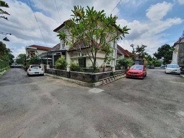 Rumah Mewah 2 hook dalam perumahan Kinara Puri Maguwo dengan one gate system
