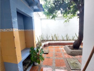 VENTA DE CASA DE DOS PISOS EN LA CASTELLANA DE MONTERA
