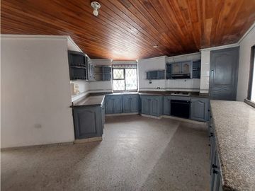 VENTA DE CASA DE DOS PISOS EN LA CASTELLANA DE MONTERA