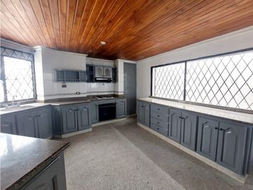 VENTA DE CASA DE DOS PISOS EN LA CASTELLANA DE MONTERA
