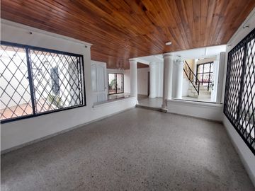 VENTA DE CASA DE DOS PISOS EN LA CASTELLANA DE MONTERA