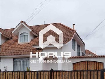 Casa en Venta en Cercano a avenida cuatro esquinas con avenida gabriela mistral