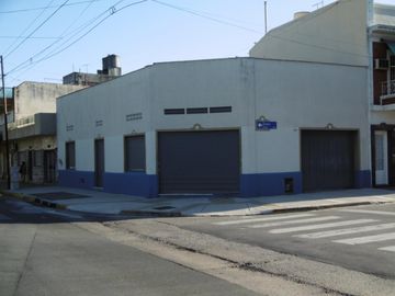 Casa en esquina con local A RECICLAR garaje 230mts