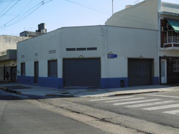 Casa en esquina con local A RECICLAR garaje 230mts
