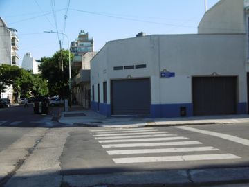 Casa en esquina con local A RECICLAR garaje 230mts