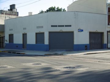 Casa en esquina con local A RECICLAR garaje 230mts