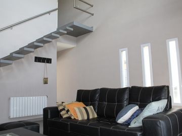 RETASADA  Casa de 5 AMBIENTES ubicada a 300 metros de la estación .