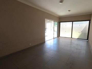 RETASADA  Casa de 5 AMBIENTES ubicada a 300 metros de la estación .