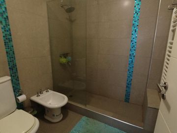 RETASADA  Casa de 5 AMBIENTES ubicada a 300 metros de la estación .
