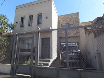 RETASADA  Casa de 5 AMBIENTES ubicada a 300 metros de la estación .