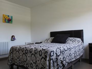 RETASADA  Casa de 5 AMBIENTES ubicada a 300 metros de la estación .