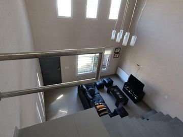 RETASADA  Casa de 5 AMBIENTES ubicada a 300 metros de la estación .