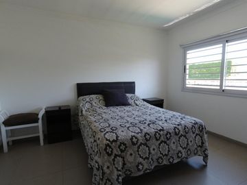 RETASADA  Casa de 5 AMBIENTES ubicada a 300 metros de la estación .