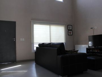 RETASADA  Casa de 5 AMBIENTES ubicada a 300 metros de la estación .