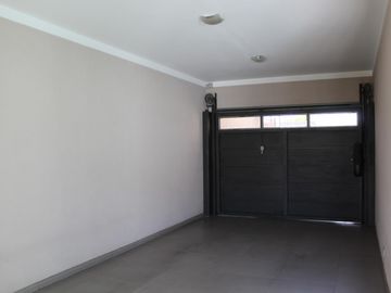 RETASADA  Casa de 5 AMBIENTES ubicada a 300 metros de la estación .
