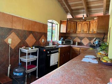 Rancho pequeño, cerca de la carretera principal