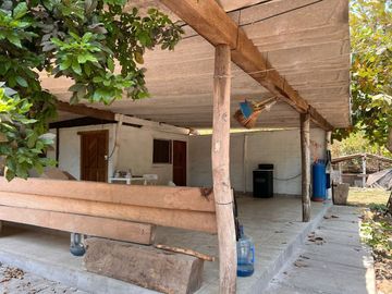 Rancho pequeño, cerca de la carretera principal