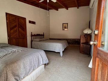 Rancho pequeño, cerca de la carretera principal
