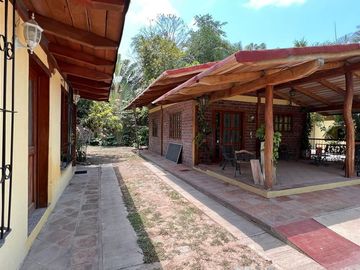Rancho pequeño, cerca de la carretera principal