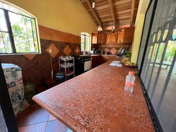 Rancho pequeño, cerca de la carretera principal
