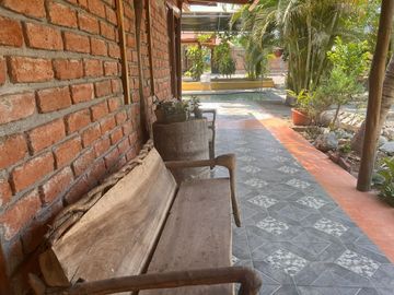 Rancho pequeño, cerca de la carretera principal