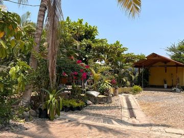 Rancho pequeño, cerca de la carretera principal