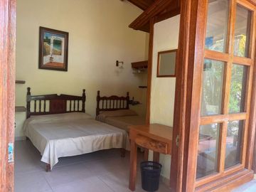 Rancho pequeño, cerca de la carretera principal