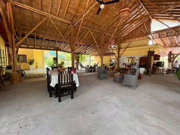 Rancho pequeño, cerca de la carretera principal