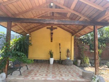 Rancho pequeño, cerca de la carretera principal