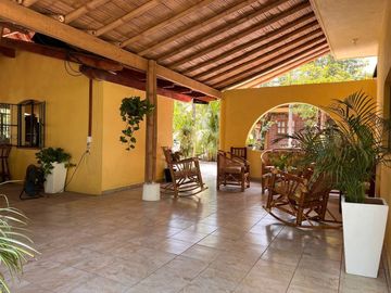 Rancho pequeño, cerca de la carretera principal
