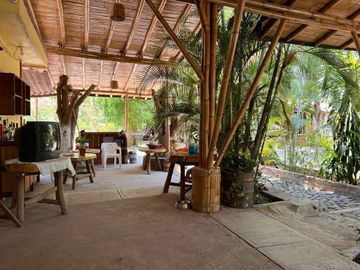 Rancho pequeño, cerca de la carretera principal