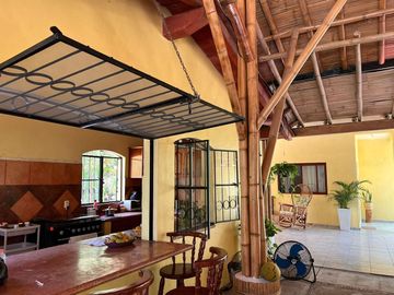 Rancho pequeño, cerca de la carretera principal