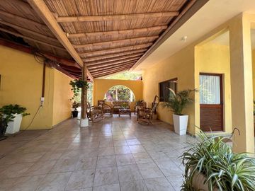Rancho pequeño, cerca de la carretera principal