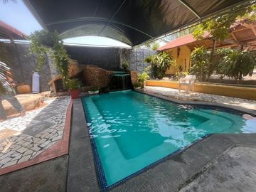 Rancho pequeño, cerca de la carretera principal