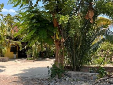 Rancho pequeño, cerca de la carretera principal