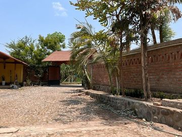 Rancho pequeño, cerca de la carretera principal
