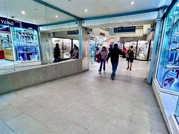 Gran Vitrina en Apumanque , mejor acceso peatonal con100m2