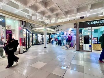 Gran Vitrina en Apumanque , mejor acceso peatonal con100m2