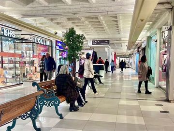 Gran Vitrina en Apumanque , mejor acceso peatonal con100m2