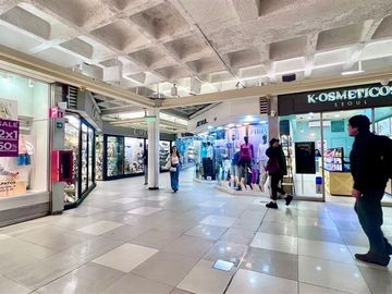 Gran Vitrina en Apumanque , mejor acceso peatonal con100m2
