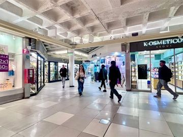 Gran Vitrina en Apumanque , mejor acceso peatonal con100m2
