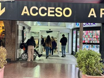 Gran Vitrina en Apumanque , mejor acceso peatonal con100m2
