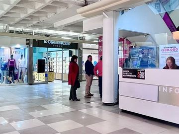 Gran Vitrina en Apumanque , mejor acceso peatonal con100m2