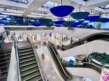Gran Vitrina en Apumanque , mejor acceso peatonal con100m2