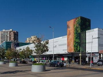 Gran Vitrina en Apumanque , mejor acceso peatonal con100m2